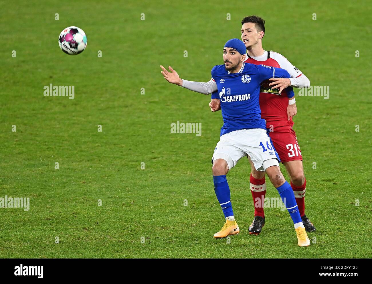 Da sinistra a destra Nassim BOUJELLAB (GE), Keven SCHLOTTERBECK (FR), azione, duelli, calcio 1 ° Bundesliga, 12 ° giorno, FC Schalke 04 (GE) - SC Freiburg (FR) 0: 2, il 16 dicembre 2020 a Gelsenkirchen/Germania. Foto: Valeria Witters - Witters Sportphoto/Pool via FOTOAGENTUR SVEN SIMON le NORMATIVE DFL VIETANO L'USO DELLE FOTOGRAFIE COME SEQUENZE DI IMMAGINI E/O COME QUASI-VIDEO.USO ESCLUSIVAMENTE EDITORIALE. NESSUNA VENDITA SECONDARIA (RI-) ENTRO 48 ORE DOPO IL KICK-OFF. Solo per scopi giornalistici! Agenzie di stampa nazionali e internazionali NON RIVENDONO! ¬ | utilizzo in tutto il mondo Foto Stock