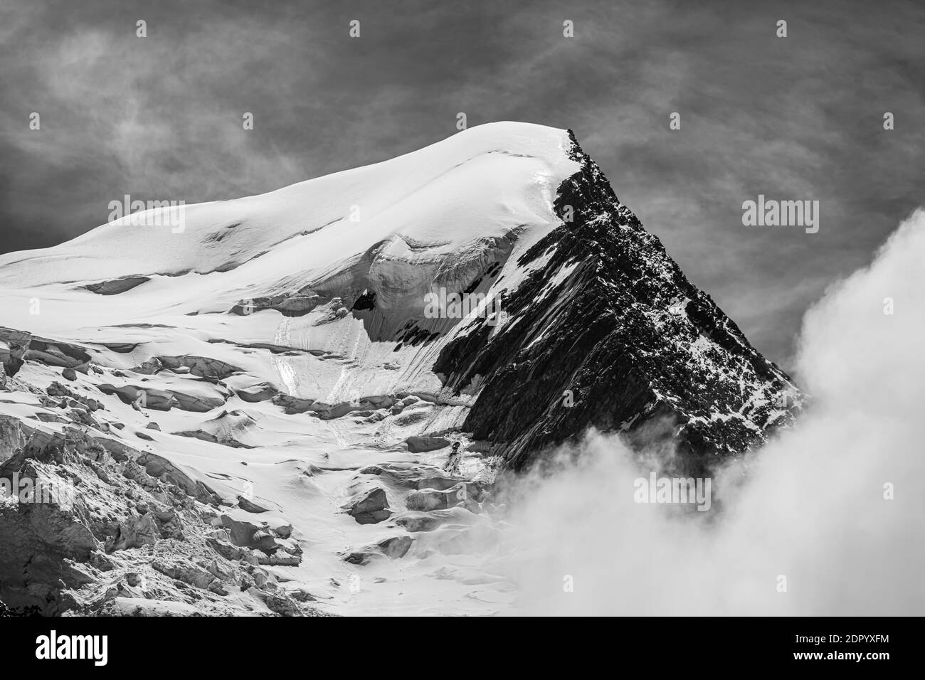 Bianco e nero, alta montagna alpina paesaggio, picco Aiguille du Gouter con ghiacciaio, Glacier de Taconnaz, dietro il Monte Bianco, Chamonix Foto Stock