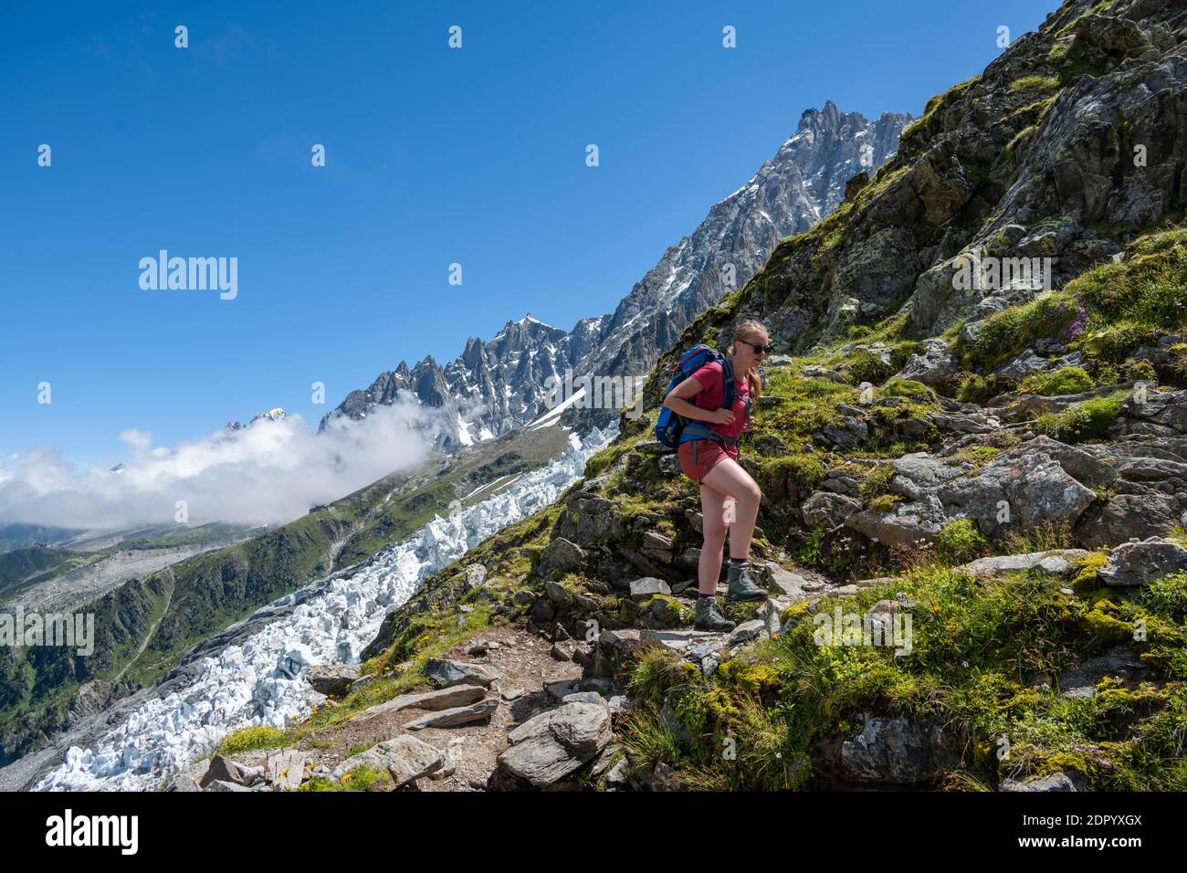 Escursionista su sentiero escursionistico, sentiero escursionistico la Jonction, ghiacciaio Glacier des Bossons, cima di Aiguille du Midi, Chamonix, alta Savoia, Francia Foto Stock