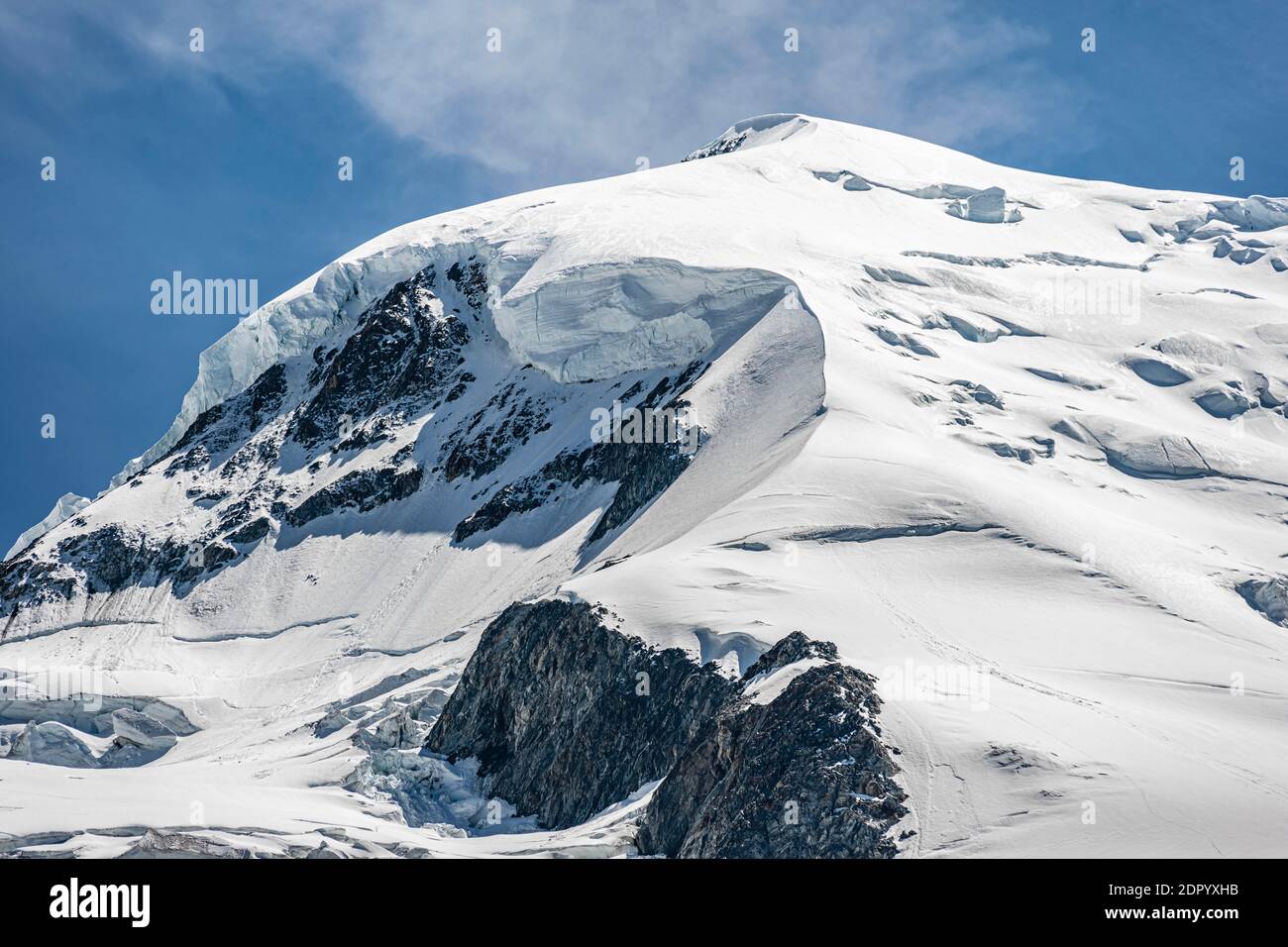 Paesaggio di alta montagna alpina, cima Dome du Gouter con ghiacciaio, Chamonix, alta Savoia, Francia Foto Stock