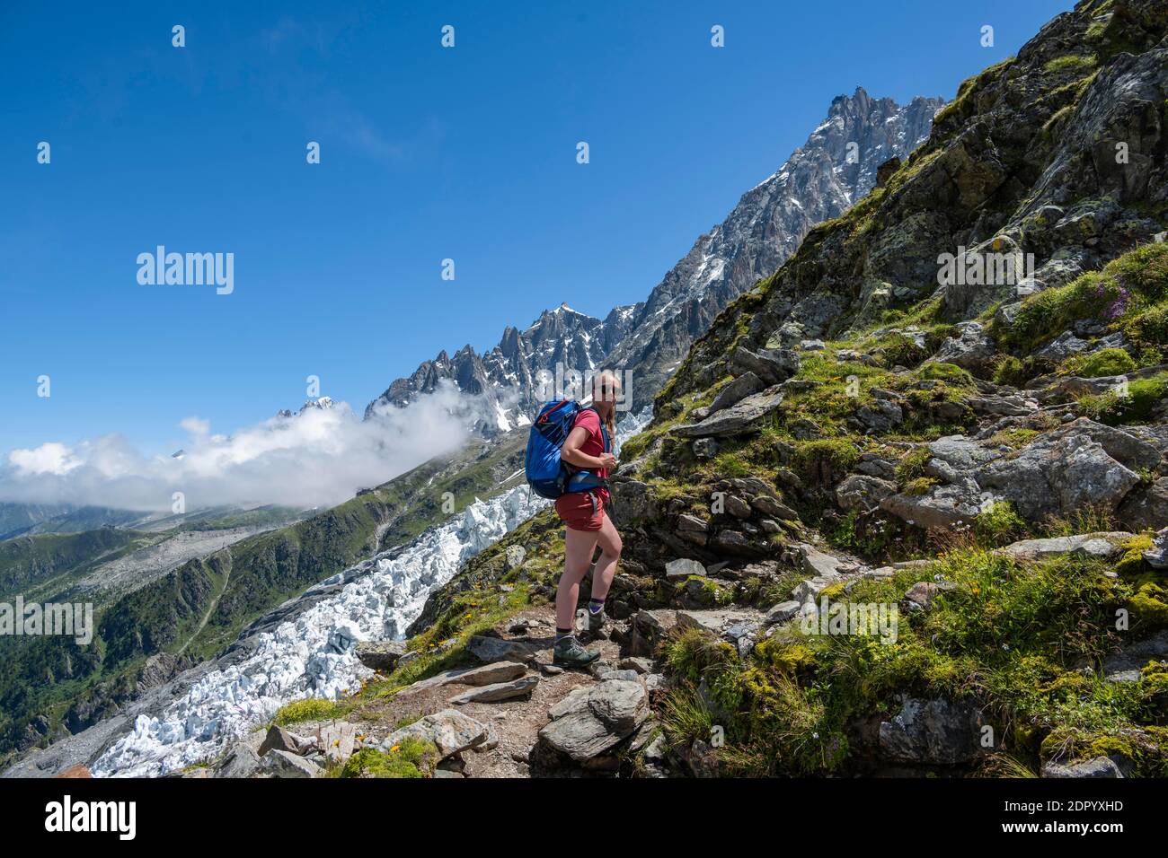 Escursionista su sentiero escursionistico, sentiero escursionistico la Jonction, ghiacciaio Glacier des Bossons, cima di Aiguille du Midi, Chamonix, alta Savoia, Francia Foto Stock