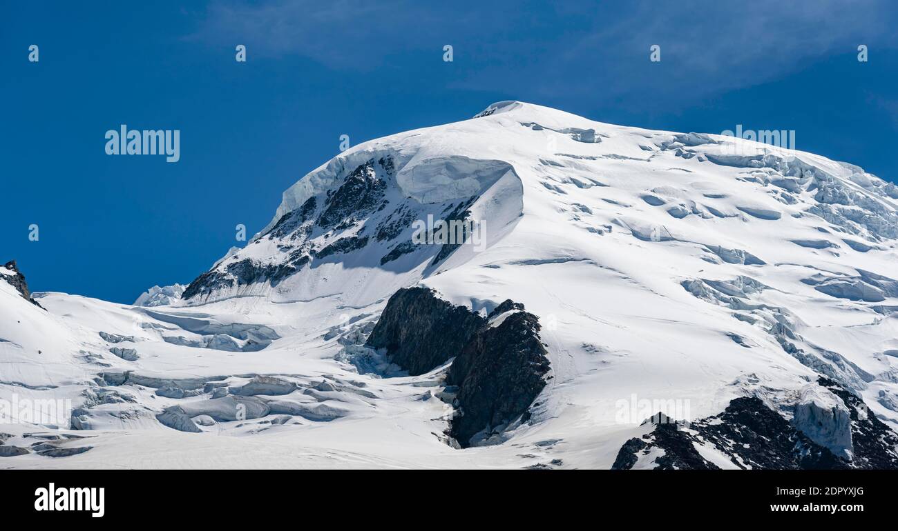 Paesaggio di alta montagna alpina, cima Dome du Gouter con ghiacciaio, Chamonix, alta Savoia, Francia Foto Stock
