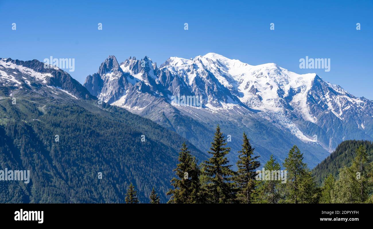 Aiguille du Midi e Monte Bianco con ghiacciaio Glacier des Bossons, Chamonix, alta Savoia, Francia Foto Stock