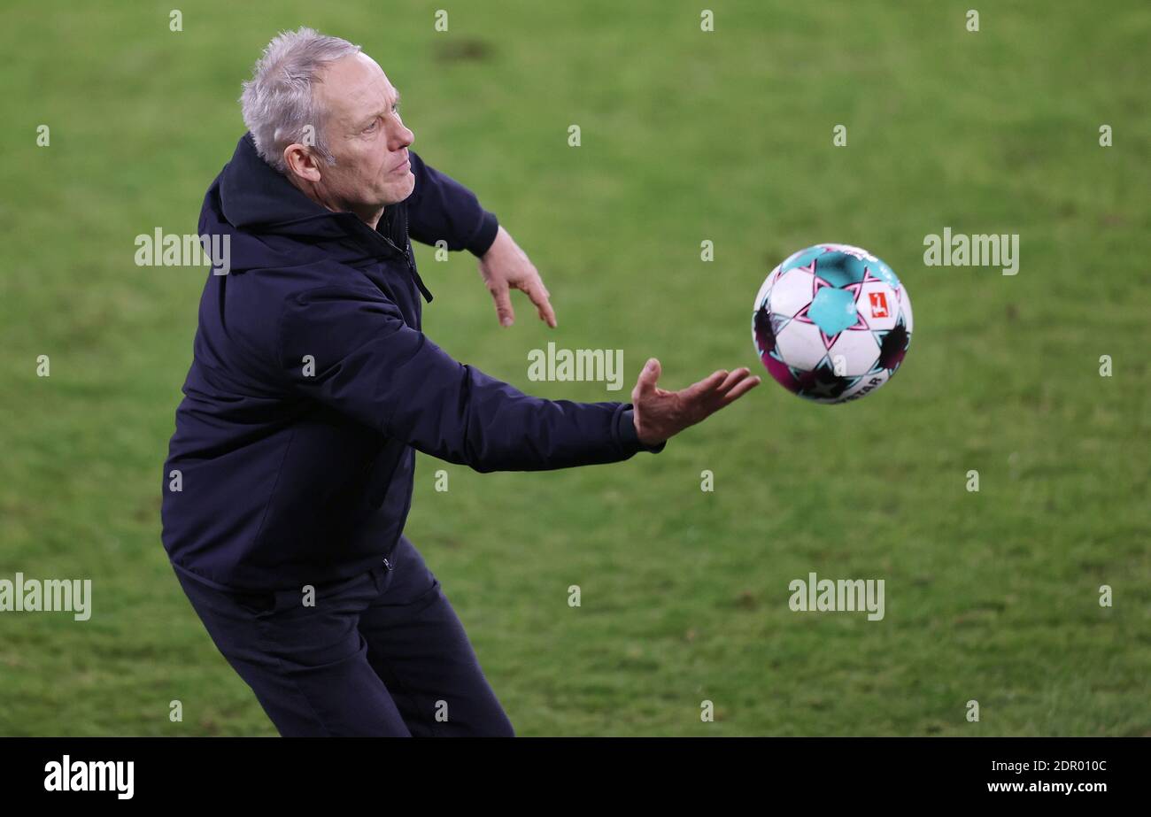 Christian STREICH (allenatore, FR), azione individuale con palla, azione, calcio 1 ° Bundesliga, 12 ° giorno, FC Schalke 04 (GE) - SC Freiburg (FR) 0: 2, il 16 dicembre 2020 a Gelsenkirchen/Germania. Foto: Juergen Fromme/Firo Sportphoto/Pool via FOTOAGENTUR SVEN SIMON le NORMATIVE DFL VIETANO QUALSIASI USO DI FOTOGRAFIE COME SEQUENZE DI IMMAGINI E/O QUASI-VIDEO.USO ESCLUSIVAMENTE EDITORIALE. NESSUNA VENDITA SECONDARIA (RI-) ENTRO 48 ORE DOPO IL KICK-OFF. Solo per scopi giornalistici! Agenzie di stampa nazionali e internazionali NON RIVENDONO! ¬ | utilizzo in tutto il mondo Foto Stock