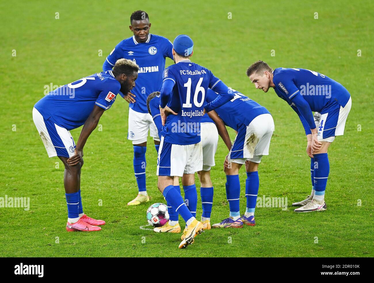 Da sinistra a destra Salif SANE (GE), Rabbi MATONDO (GE), Nassim BOUJELLAB (GE), Amine HARIT (GE) e Bastian OCZIPKA (GE), deluso, deluso, deluso, deluso, deluso Calcio 1. Bundesliga, 12° giorno, FC Schalke 04 (GE) - SC Freiburg (FR) 0: 2, il 16 dicembre 2020 a Gelsenkirchen/Germania. Foto: Valeria Witters - Witters Sportphoto/Pool via FOTOAGENTUR SVEN SIMON le NORMATIVE DFL VIETANO L'USO DELLE FOTOGRAFIE COME SEQUENZE DI IMMAGINI E/O COME QUASI-VIDEO.USO ESCLUSIVAMENTE EDITORIALE. NESSUNA VENDITA SECONDARIA (RI-) ENTRO 48 ORE DOPO IL KICK-OFF. Solo per scopi giornalistici! Nazionale e internazionale NE Foto Stock