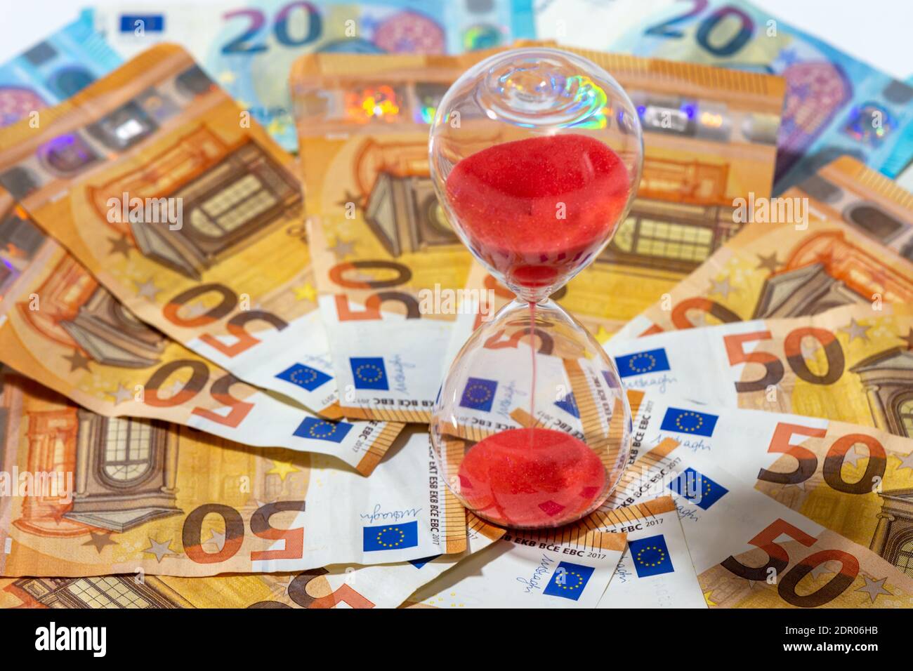 Clessidra su sfondo di banconote da 50 e 20 euro. Concetti di investimento, di redditività, di previdenza e di flusso di denaro nel tempo Foto Stock