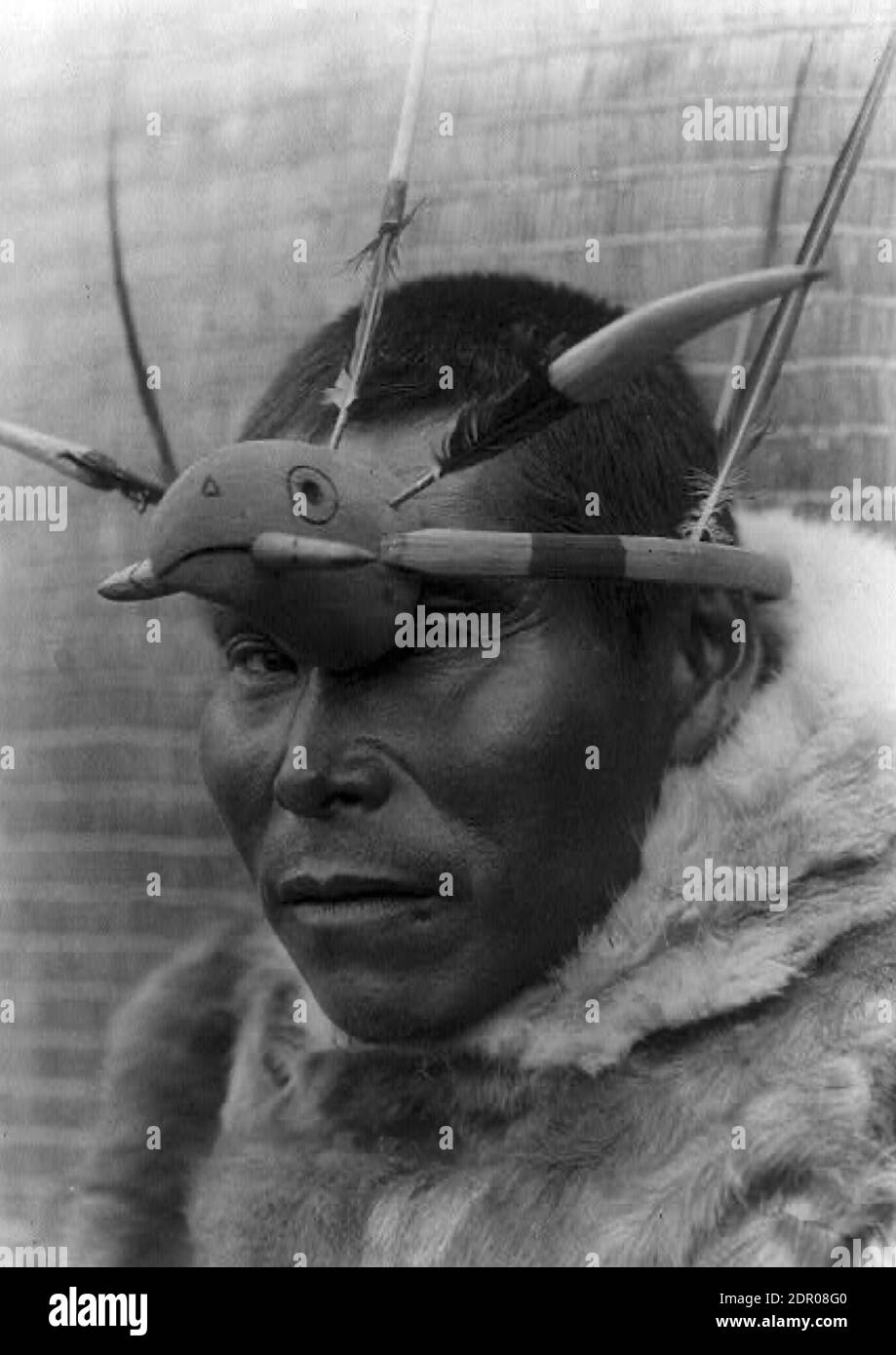 Fotografia d'epoca di un uomo di Nunivak, Alaska USA. La fotografia è stata scattata da Edward S Curtis nel 1927 Foto Stock
