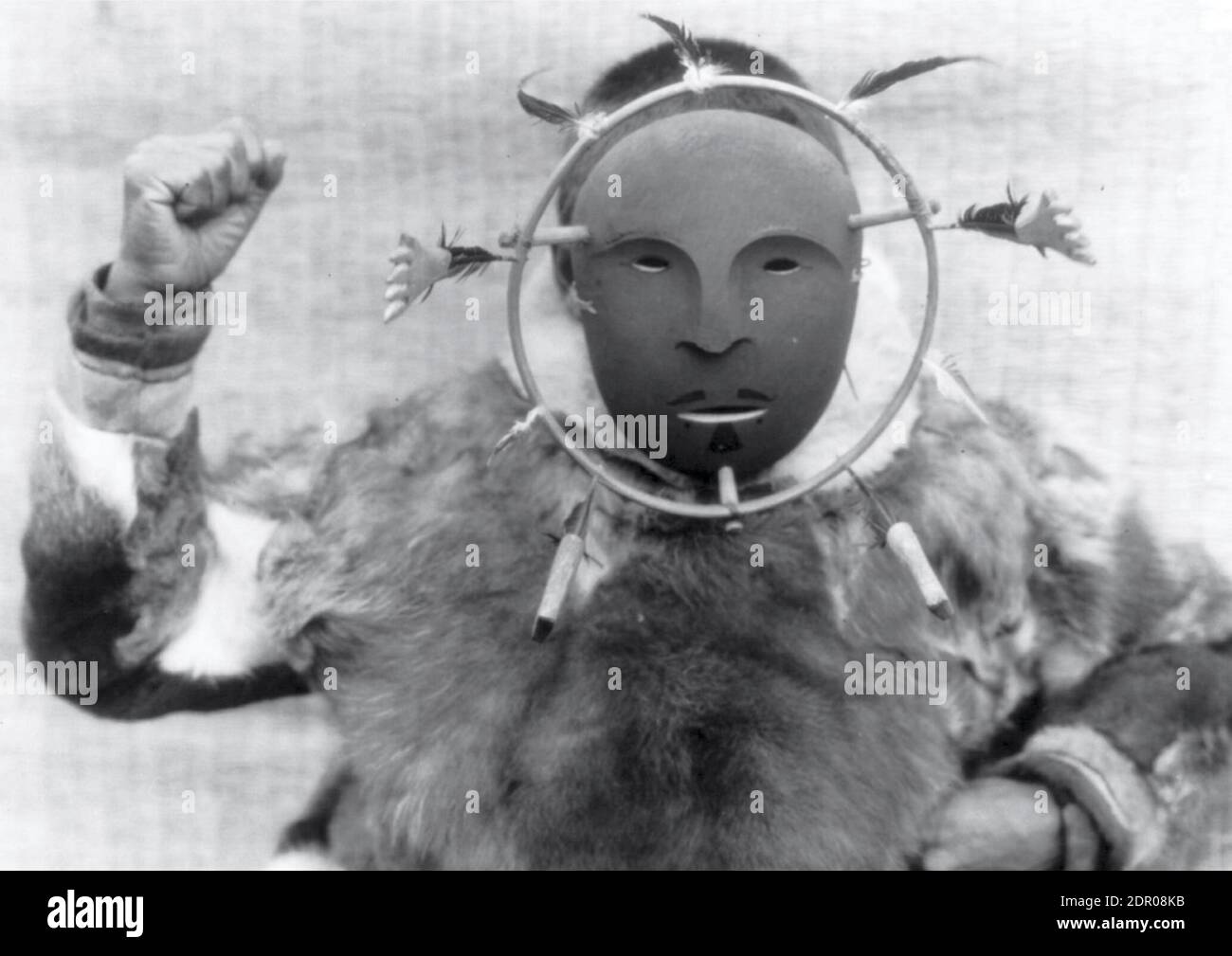 Vintage Edward S Curtis Fotografia con la didascalia - maschera Ceremonial -- Nunivak. Un uomo che indossa una maschera cerimoniale dello stile Nunivak 1927. Foto Stock