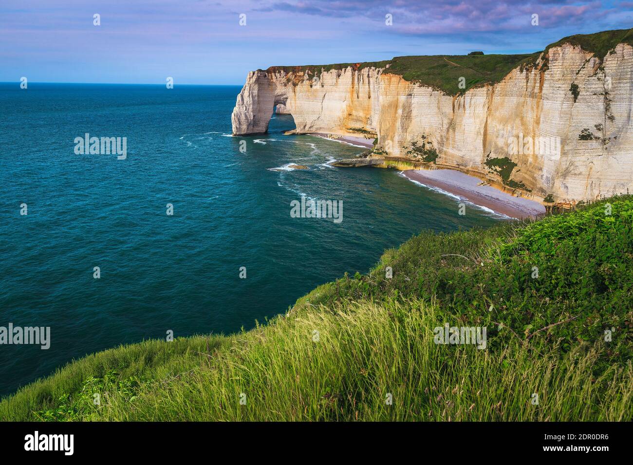 Fantastico paesaggio della costa atlantica. Spiagge pittoresche con mare mozzafiato e alte scogliere, Etretat, Normandia, Francia, Europa Foto Stock