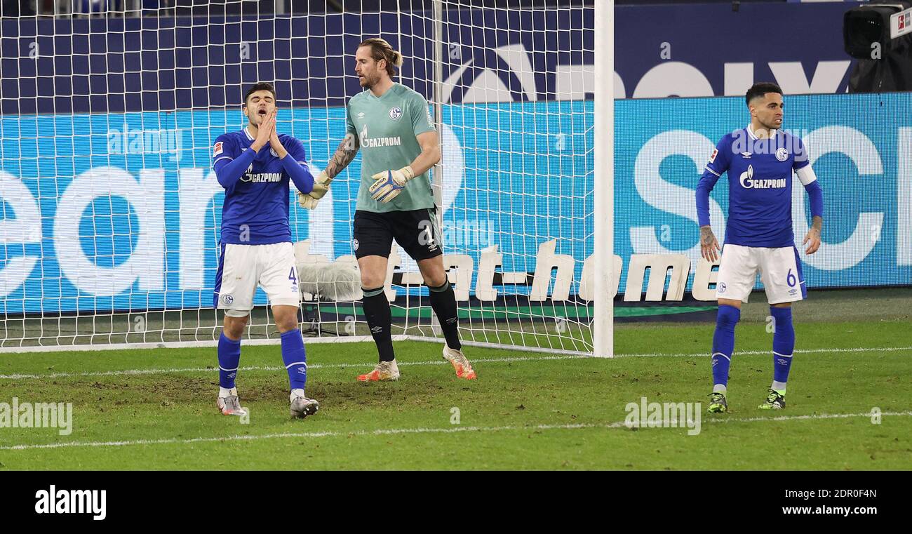 Da sinistra a destra Ozan KABAK (GE), goalwart Ralf FAEHRMANN (FvÑHRMANN) (GE) e Omar MASCARELL (GE), deluso, enttvssucht, Enttvssuchung, delusione dopo l'obiettivo a 0: 2, Calcio 1. Bundesliga, 12 ° giorno, FC Schalke 04 (GE) - SC Freiburg (FR) 0: 2, il 16 dicembre 2020 a Gelsenkirchen / Germania. Foto: Juergen Fromme / Firo Sportphoto / Pool via FOTOAGENTUR SVEN SIMON le NORMATIVE DFL VIETANO QUALSIASI USO DI FOTOGRAFIE COME SEQUENZE DI IMMAGINI E / O QUASI-VIDEO.USO EDITORIALE SOLO. NESSUNA VENDITA SECONDARIA (RI-) ENTRO 48 ORE DOPO IL KICK-OFF. Solo per scopi giornalistici! Nazionale e internazionale Foto Stock