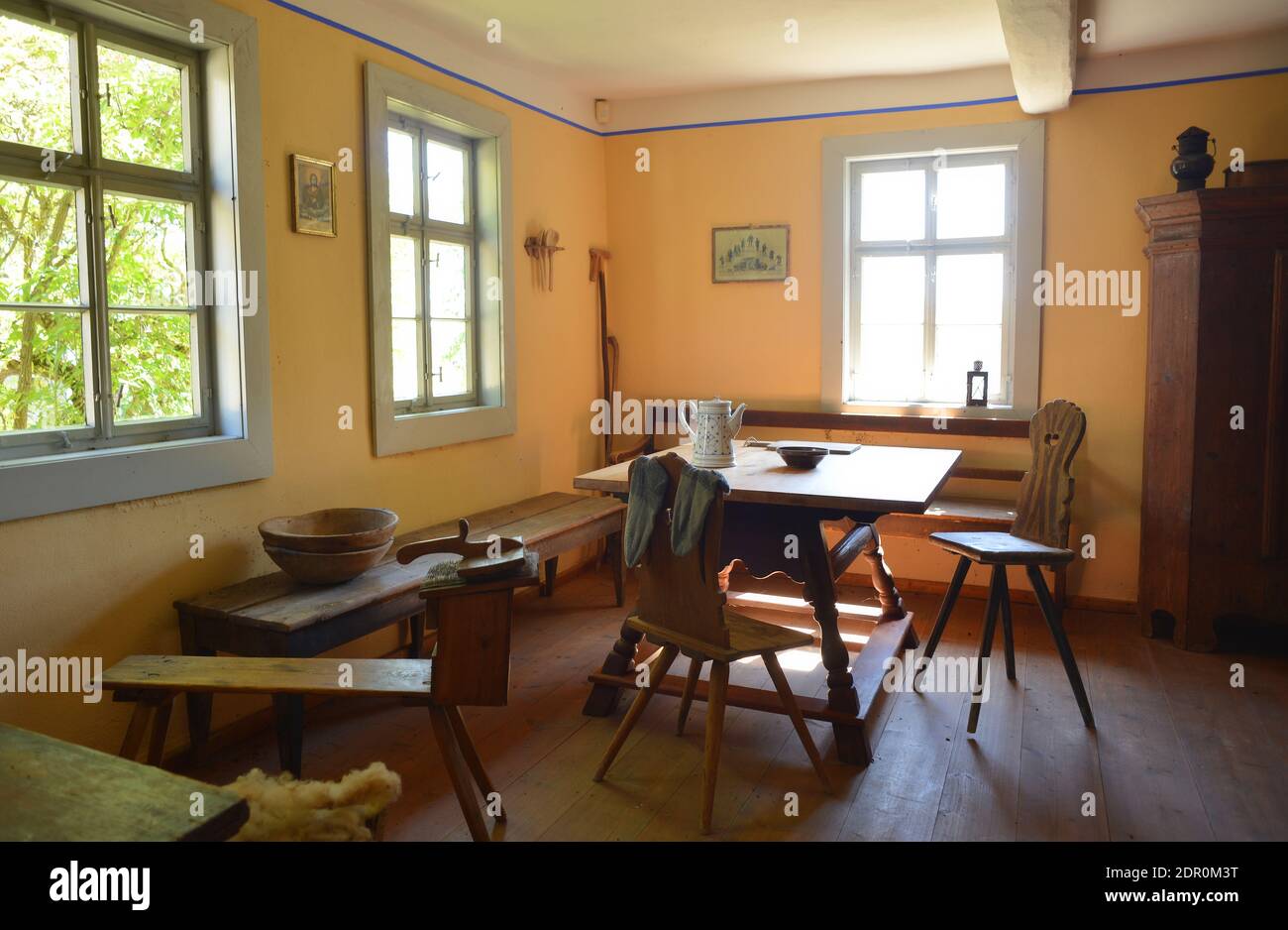 Hohenfelden, Germania 08-06-2020 tradizionale sala da pranzo tedesca con mobili d'epoca in un museo di campagna Foto Stock