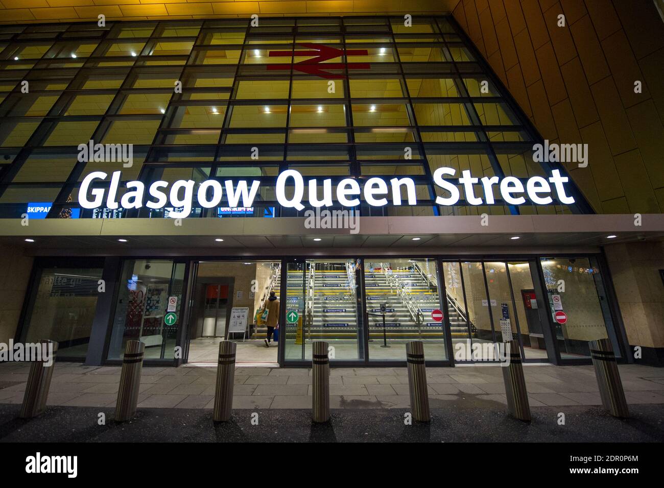 Glasgow, Scozia, Regno Unito. 20 dicembre 2020. Nella foto: Stazione di Glasgow Queen Street. Preso l'ultima Domenica prima di Natale, una scena che normalmente sarebbe occupato con gli acquirenti imballaggio nella stazione, è stato marred di nuovo da COVID19 blocchi e la notizia della scorsa notte che c'è un altro blocco per iniziare questo Boxing Day per 3 settimane. Credit: Colin Fisher/Alamy Live News Foto Stock