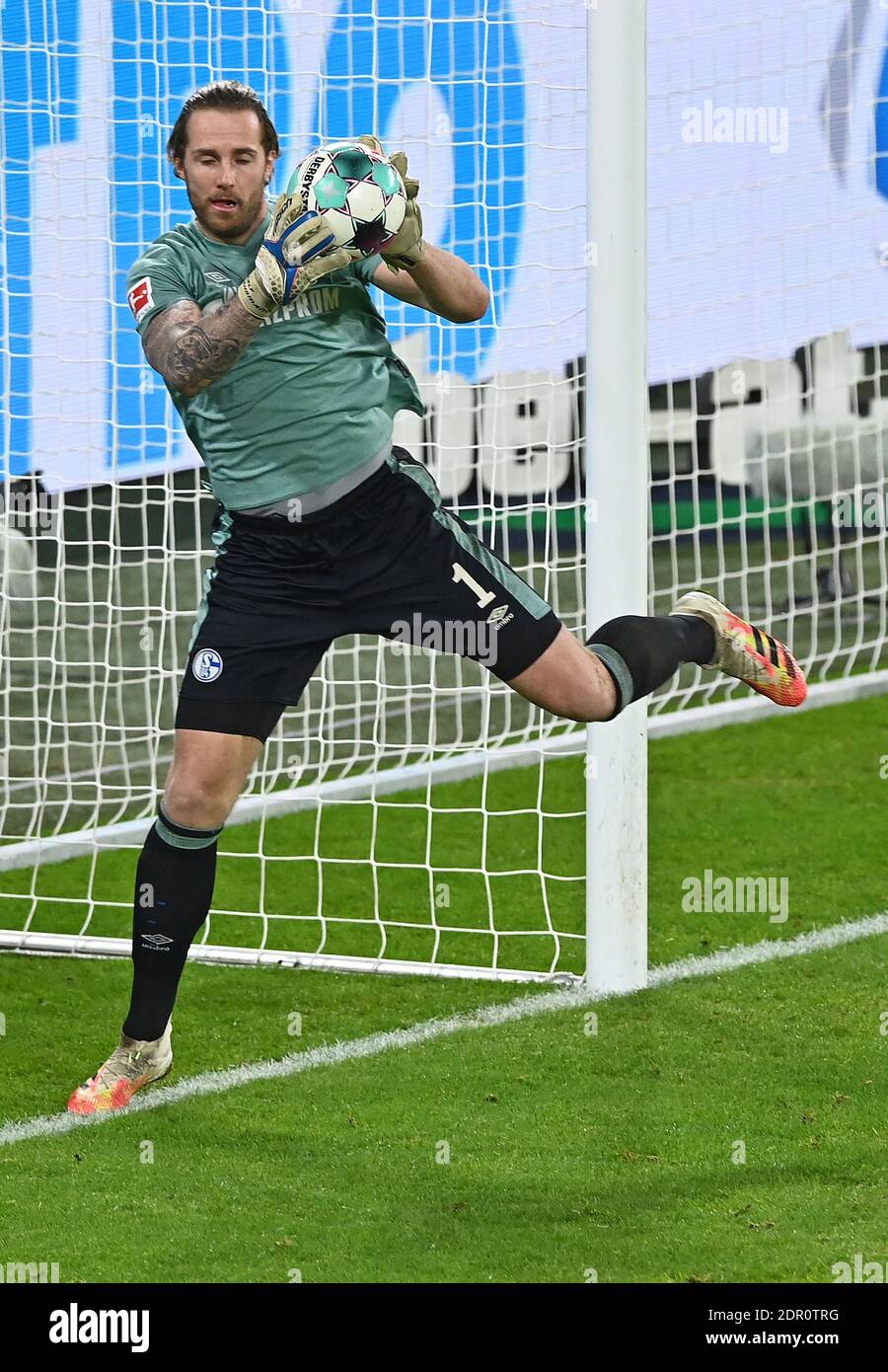 Goalwart Ralf FAEHRMANN (FvÑHRMANN) (GE), azione individuale con palla, azione, calcio 1 ° Bundesliga, 12 ° giorno di partita, FC Schalke 04 (GE) - SC Freiburg (FR) 0: 2, il 16 dicembre 2020 a Gelsenkirchen/Germania. Foto: Valeria Witters - Witters Sportphoto/Pool via FOTOAGENTUR SVEN SIMON le NORMATIVE DFL VIETANO L'USO DELLE FOTOGRAFIE COME SEQUENZE DI IMMAGINI E/O COME QUASI-VIDEO.USO ESCLUSIVAMENTE EDITORIALE. NESSUNA VENDITA SECONDARIA (RI-) ENTRO 48 ORE DOPO IL KICK-OFF. Solo per scopi giornalistici! Agenzie di stampa nazionali e internazionali NON RIVENDONO! ¬ | utilizzo in tutto il mondo Foto Stock