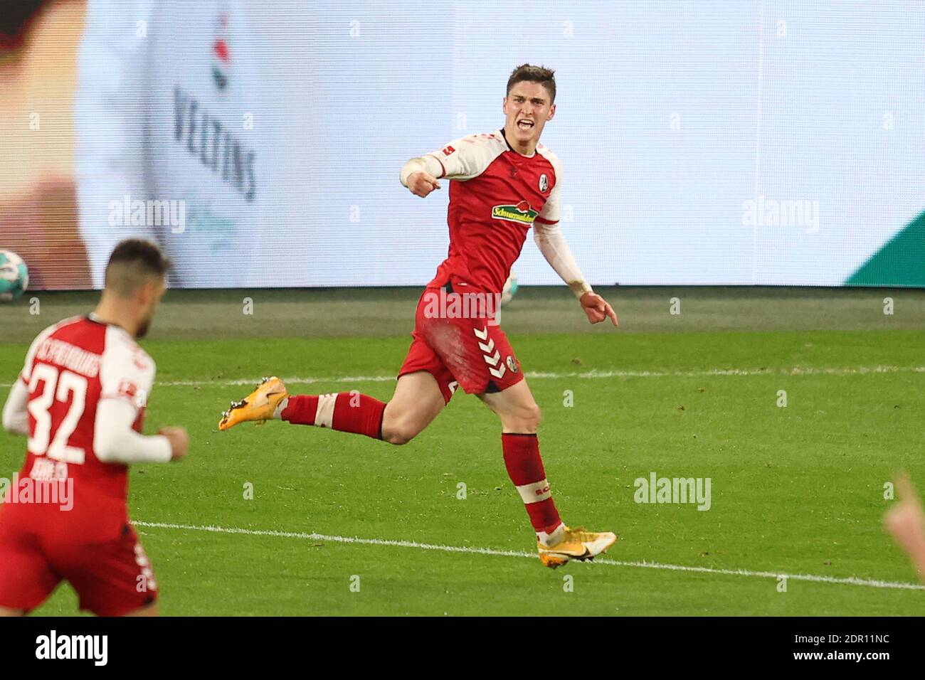 Roland SALLAI (FR) applaudisce dopo il suo obiettivo a 0: 2, goaljubel, giubilazione, giubilazione, gioia, grazie, calcio 1 Bundesliga, 12 ° giorno, FC Schalke 04 (GE) - SC Freiburg (FR) 0: 2, am 16 dicembre 2020 a Gelsenkirchen/Germania. Foto: Juergen Fromme/Firo Sportphoto/Pool via FOTOAGENTUR SVEN SIMON le NORMATIVE DFL VIETANO QUALSIASI USO DI FOTOGRAFIE COME SEQUENZE DI IMMAGINI E/O QUASI-VIDEO.USO ESCLUSIVAMENTE EDITORIALE. NESSUNA VENDITA SECONDARIA (RI-) ENTRO 48 ORE DOPO IL KICK-OFF. Solo per scopi giornalistici! Agenzie di stampa nazionali e internazionali NON RIVENDONO! ¬ | utilizzo in tutto il mondo Foto Stock