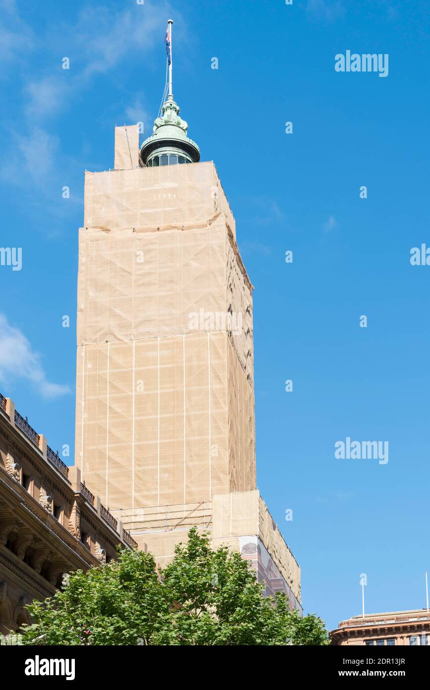 La torre dell'orologio GPO di Sydney e l'edificio in Australia, coperto in rete colorata di arenaria nell'ottobre 2020 durante un'importante pulizia e ristrutturazione dell'orologio Foto Stock