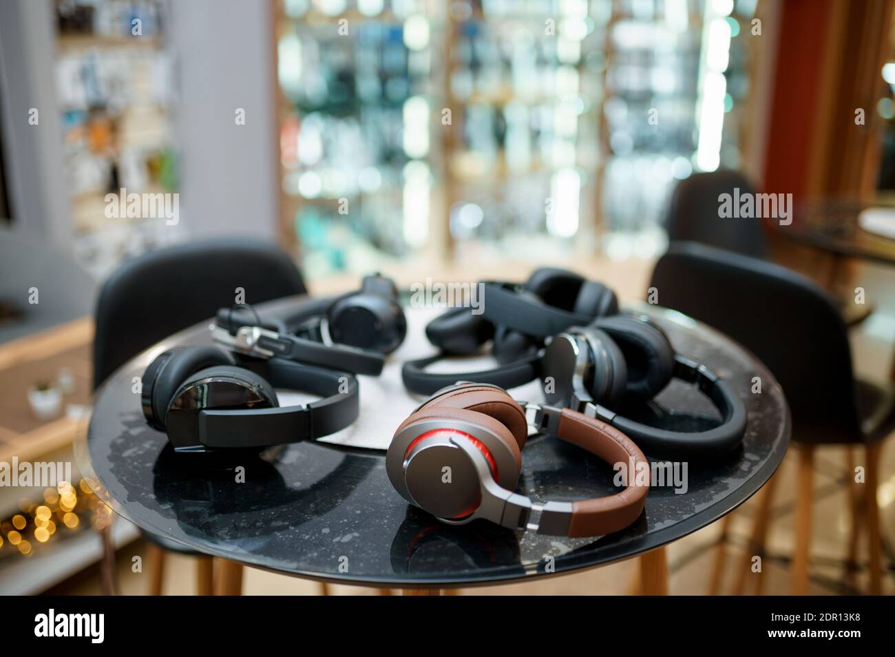 Cuffie sul bancone nel negozio del sistema di altoparlanti Foto Stock