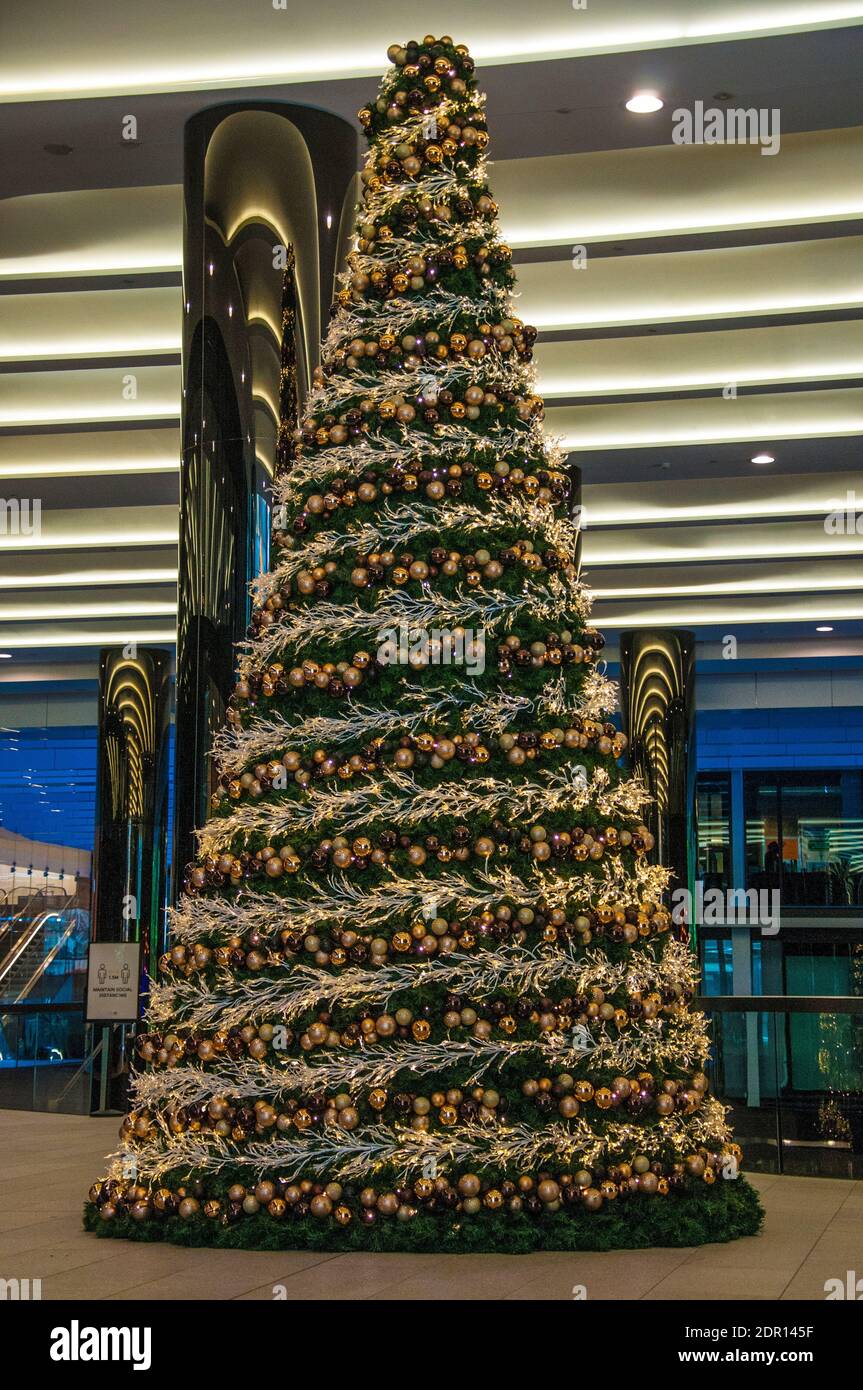 Albero di Natale aziendale all'interno del Collins Square Building a Collins Street West nel quartiere Docklands di Melbourne Foto Stock