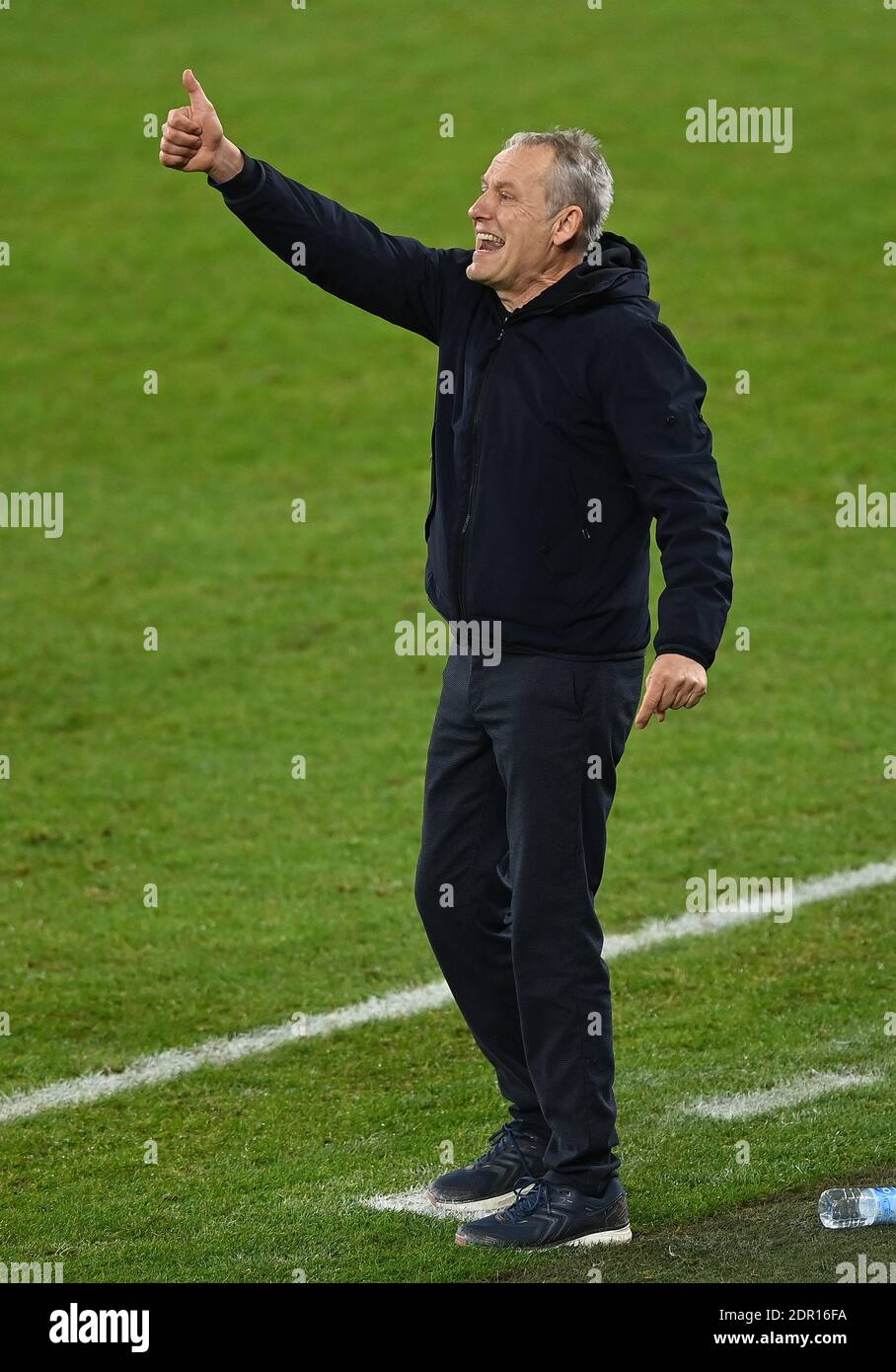 Christian STREICH (allenatore, FR), gesto, gestualità, Calcio 1 ° Bundesliga, 12 ° giorno, FC Schalke 04 (GE) - SC Freiburg (FR) 0: 2, il 16 dicembre 2020 a Gelsenkirchen / Germania. Foto: Valeria Witters - Witters Sportphoto / Pool via FOTOAGENTUR SVEN SIMON le NORMATIVE DFL VIETANO QUALSIASI USO DI FOTOGRAFIE COME SEQUENZE DI IMMAGINI E / O QUASI-VIDEO.EDITORIALE SOLO. NESSUNA VENDITA SECONDARIA (RI-) ENTRO 48 ORE DOPO IL KICK-OFF. Solo per scopi giornalistici! Agenzie di stampa nazionali e internazionali NON RIVENDONO! ¬ | utilizzo in tutto il mondo Foto Stock