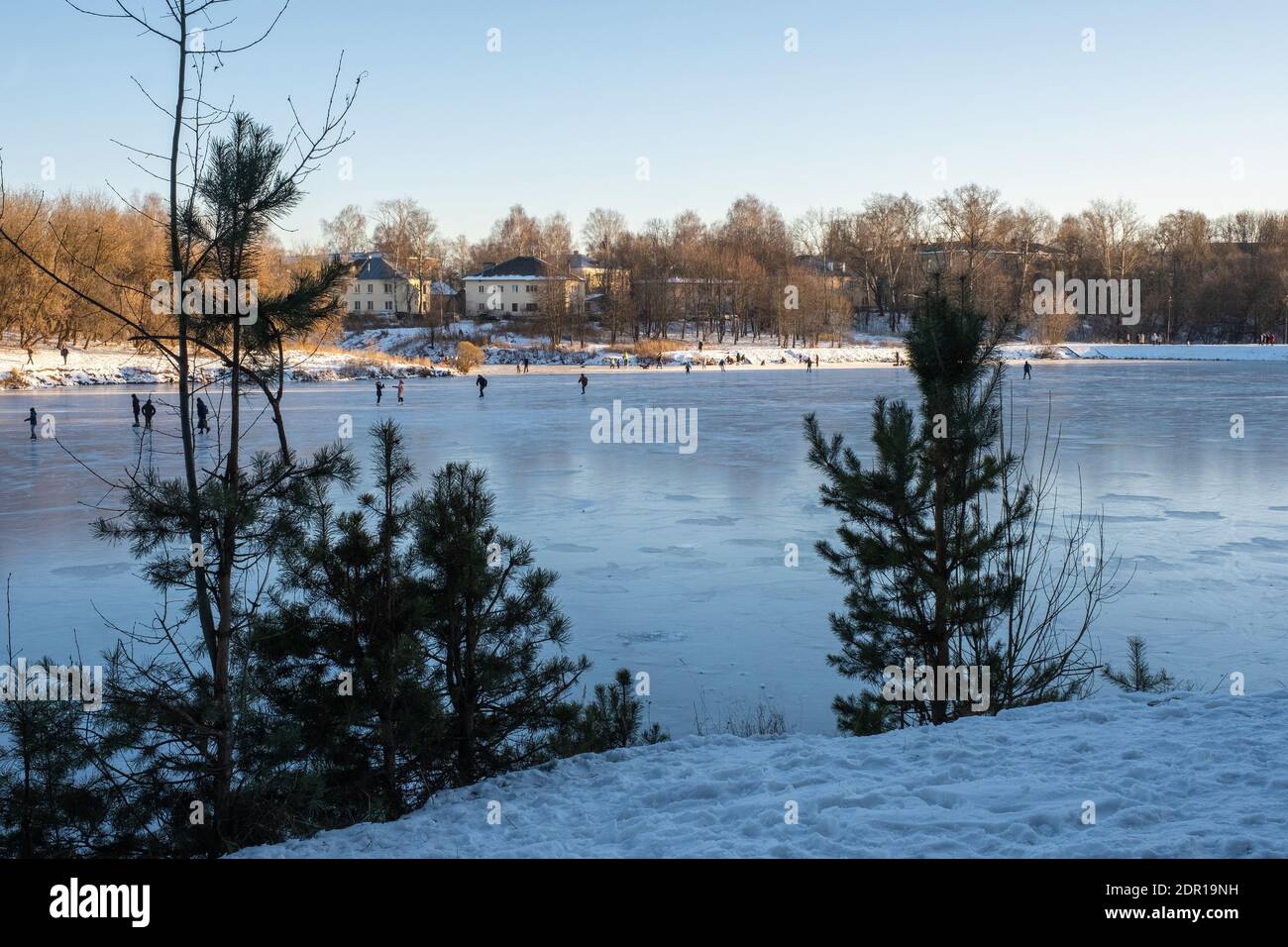 Pattinaggio sul ghiaccio sul primo ghiaccio sul fiume Talka a Ivanovo, Russia. Foto Stock