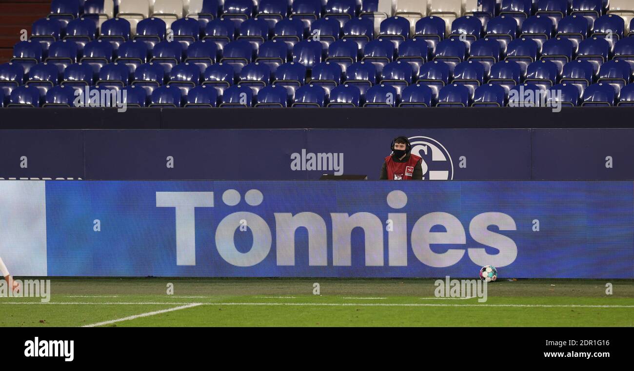 Toennies scritta sulla barra laterale, caratteristica, simbolo foto, bordo motivo, calcio 1 ° Bundesliga, 12 ° giorno, FC Schalke 04 (GE) - SC Freiburg (FR) 0: 2, il 16 dicembre 2020 a Gelsenkirchen/Germania. Foto: Juergen Fromme/Firo Sportphoto/Pool via FOTOAGENTUR SVEN SIMON le NORMATIVE DFL VIETANO QUALSIASI USO DI FOTOGRAFIE COME SEQUENZE DI IMMAGINI E/O QUASI-VIDEO.USO ESCLUSIVAMENTE EDITORIALE. NESSUNA VENDITA SECONDARIA (RI-) ENTRO 48 ORE DOPO IL KICK-OFF. Solo per scopi giornalistici! Agenzie di stampa nazionali e internazionali NON RIVENDONO! ¬ | utilizzo in tutto il mondo Foto Stock