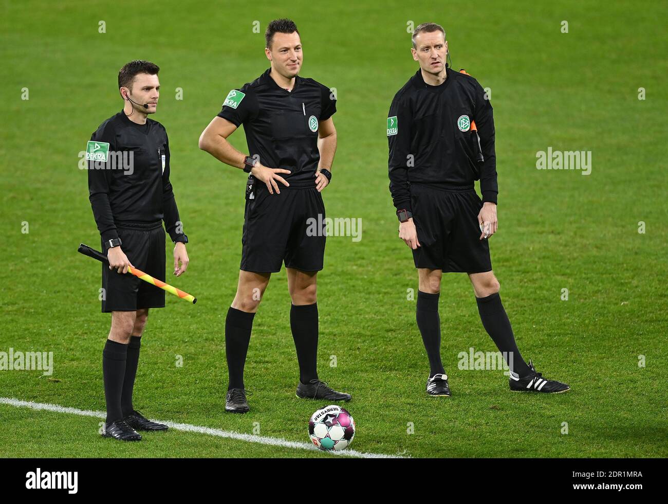 Da sinistra a destra il linesman Eduard Beitinger, arbitro Sven Jablonski, linesman Norbert Grudzinski, la squadra arbitro, calcio 1 Bundesliga, 12 ° giorno, FC Schalke 04 (GE) - SC Freiburg (FR) 0: 2, il 16 dicembre 2020 a Gelsenkirchen/Germania. Foto: Valeria Witters - Witters Sportphoto/Pool via FOTOAGENTUR SVEN SIMON le NORMATIVE DFL VIETANO L'USO DELLE FOTOGRAFIE COME SEQUENZE DI IMMAGINI E/O COME QUASI-VIDEO.USO ESCLUSIVAMENTE EDITORIALE. NESSUNA VENDITA SECONDARIA (RI-) ENTRO 48 ORE DOPO IL KICK-OFF. Solo per scopi giornalistici! Agenzie di stampa nazionali e internazionali NON RIVENDONO! ¬ | utilizzo in tutto il mondo Foto Stock