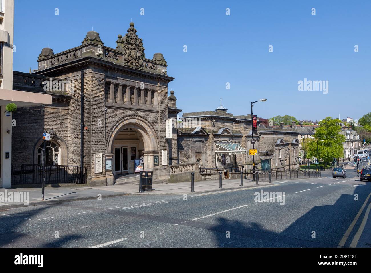 Parliament Street facciata dei bagni reali di Harrogate, North Yorkshire Foto Stock