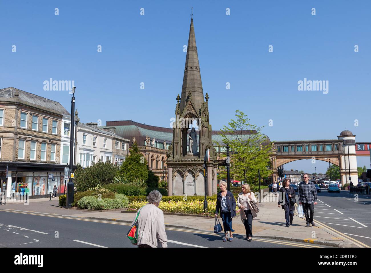 Vista verso il Jubilee Memorial, una statua della Regina Vittoria a Station Square, Harrogate, North Yorkshire Foto Stock