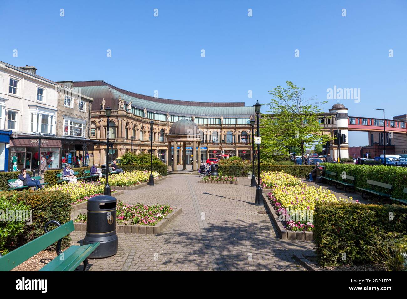 Vista da Station Square verso Victoria Shopping Centre ad Harrogate, North Yorkshire Foto Stock