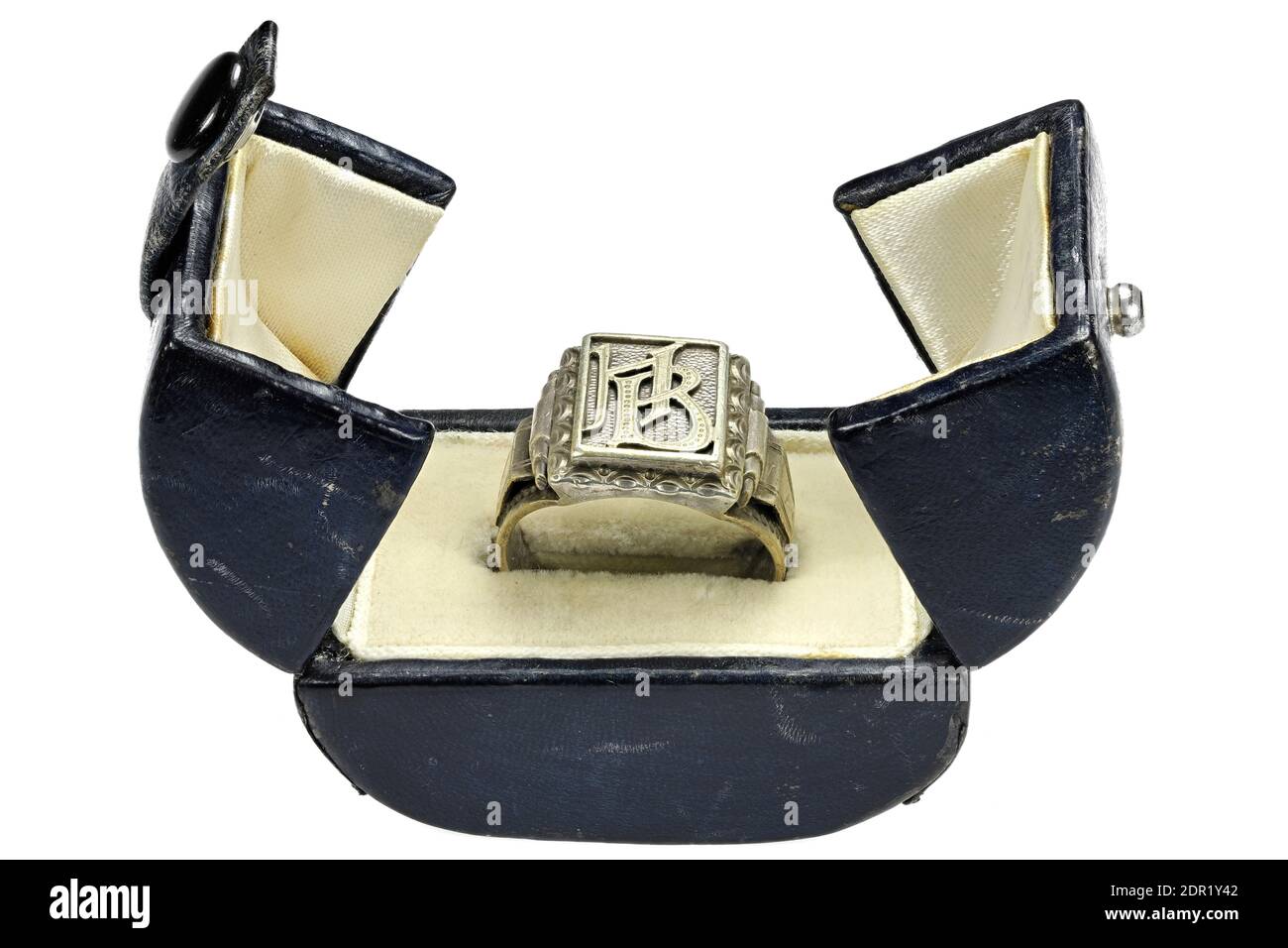 anello di tenuta in argento antico in scatola ad anello vintage isolato su sfondo bianco Foto Stock