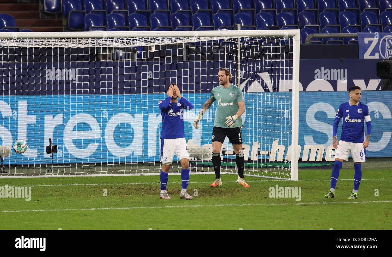 Da sinistra a destra Ozan KABAK (GE), goalwart Ralf FAEHRMANN (FvÑHRMANN) (GE) e Omar MASCARELL (GE), deluso, enttvssucht, Enttvssuchung, delusione dopo l'obiettivo a 0: 2, Calcio 1. Bundesliga, 12° giorno, FC Schalke 04 (GE) - SC Freiburg (FR) 0: 2, il 16 dicembre 2020 a Gelsenkirchen/Germania. Foto: Juergen Fromme/Firo Sportphoto/Pool via FOTOAGENTUR SVEN SIMON le NORMATIVE DFL VIETANO QUALSIASI USO DI FOTOGRAFIE COME SEQUENZE DI IMMAGINI E/O QUASI-VIDEO.USO ESCLUSIVAMENTE EDITORIALE. NESSUNA VENDITA SECONDARIA (RI-) ENTRO 48 ORE DOPO IL KICK-OFF. Solo per scopi giornalistici! Nazionale e internazionale Foto Stock