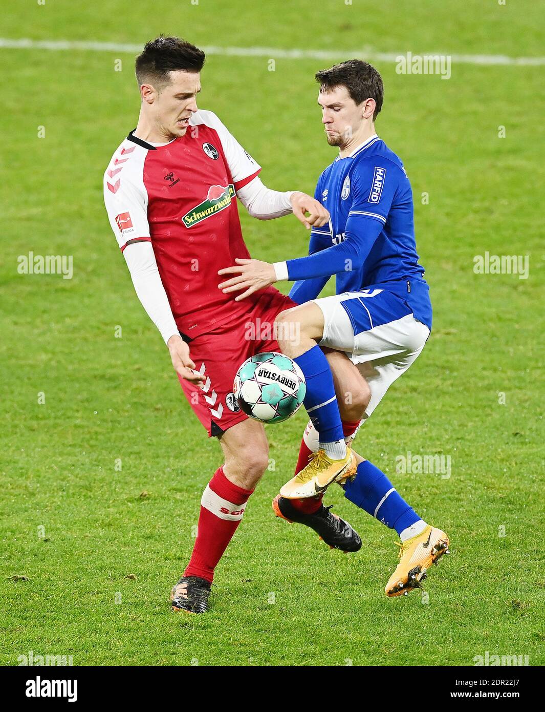 Da sinistra a destra Keven SCHLOTTERBECK (FR) e Benito RAMAN, azione, duelli, calcio 1 Bundesliga, 12 ° giorno, FC Schalke 04 (GE) - SC Freiburg (FR) 0: 2, il 16 dicembre 2020 a Gelsenkirchen/Germania. Foto: Valeria Witters - Witters Sportphoto/Pool via FOTOAGENTUR SVEN SIMON le NORMATIVE DFL VIETANO L'USO DELLE FOTOGRAFIE COME SEQUENZE DI IMMAGINI E/O COME QUASI-VIDEO.USO ESCLUSIVAMENTE EDITORIALE. NESSUNA VENDITA SECONDARIA (RI-) ENTRO 48 ORE DOPO IL KICK-OFF. Solo per scopi giornalistici! Agenzie di stampa nazionali e internazionali NON RIVENDONO! ¬ | utilizzo in tutto il mondo Foto Stock