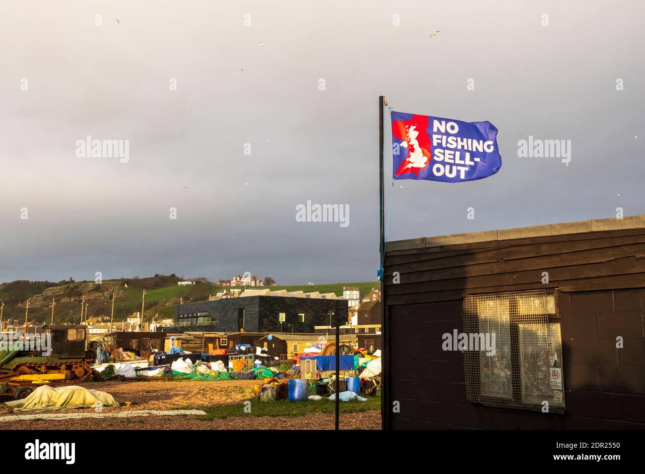 Hastings, East Sussex, Regno Unito. Le nubi oscure si accumulano sulla spiaggia della barca da pesca, dal momento che i diritti di pesca sono ancora un punto fermo nei negoziati UE/Brexit. Foto Stock
