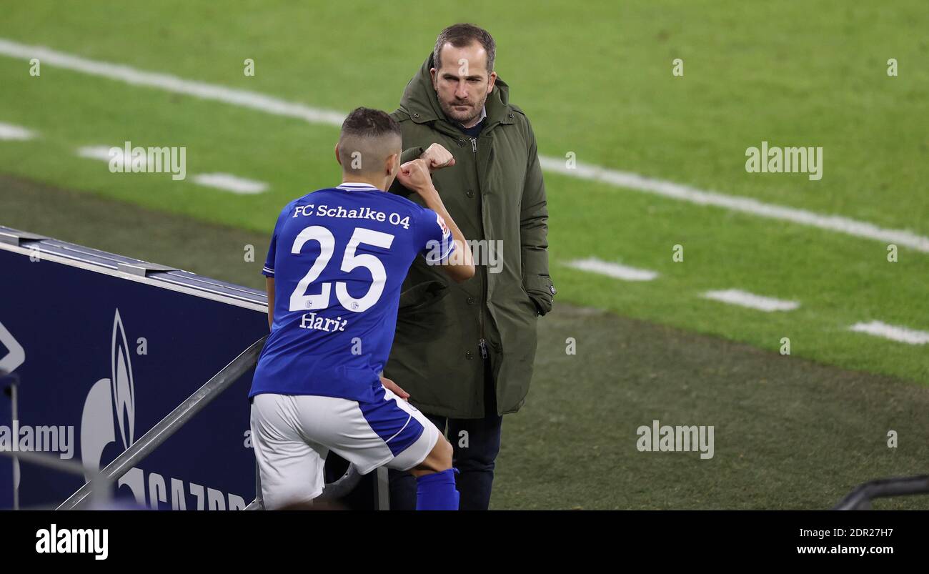 Allenatore Manuel BAUM (GE), guardando il giocatore in arrivo Amine HARIT (GE), Calcio 1 Bundesliga, 12 ° giorno, FC Schalke 04 (GE) - SC Freiburg (FR) 0: 2, il 16 dicembre 2020 a Gelsenkirchen/Germania . Foto: Juergen Fromme/Firo Sportphoto/Pool via FOTOAGENTUR SVEN SIMON le NORMATIVE DFL VIETANO QUALSIASI USO DI FOTOGRAFIE COME SEQUENZE DI IMMAGINI E/O QUASI-VIDEO.USO ESCLUSIVAMENTE EDITORIALE. NESSUNA VENDITA SECONDARIA (RI-) ENTRO 48 ORE DOPO IL KICK-OFF. Solo per scopi giornalistici! Agenzie di stampa nazionali e internazionali NON RIVENDONO! ¬ | utilizzo in tutto il mondo Foto Stock