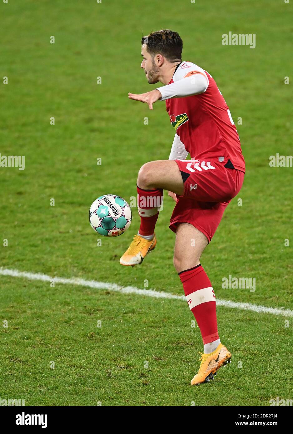 Christian Guenter (Friburgo) azione individuale con palla, azione, calcio 1. Bundesliga, 12° giorno, FC Schalke 04 (GE) - SC Freiburg (FR) 0: 2, il 16 dicembre 2020 a Gelsenkirchen/Germania. Foto: Valeria Witters - Witters Sportphoto/Pool via FOTOAGENTUR SVEN SIMON le NORMATIVE DFL VIETANO L'USO DELLE FOTOGRAFIE COME SEQUENZE DI IMMAGINI E/O COME QUASI-VIDEO.USO ESCLUSIVAMENTE EDITORIALE. NESSUNA VENDITA SECONDARIA (RI-) ENTRO 48 ORE DOPO IL KICK-OFF. Solo per scopi giornalistici! Agenzie di stampa nazionali e internazionali NON RIVENDONO! ¬ | utilizzo in tutto il mondo Foto Stock