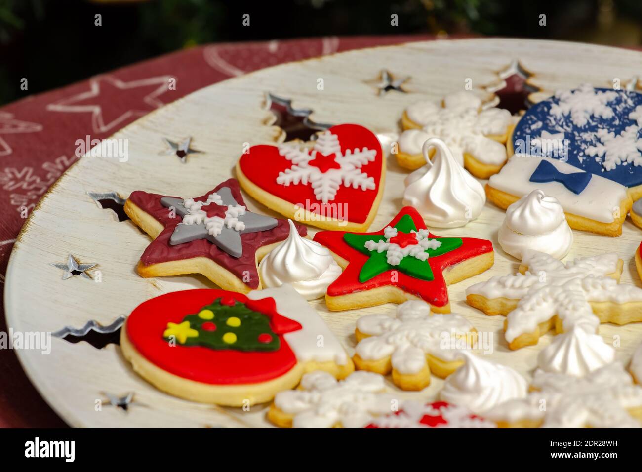 Biscotti di Natale al forno, decorati con gusto tradizionale. Messa a fuoco selettiva con profondità di campo ridotta. Foto Stock