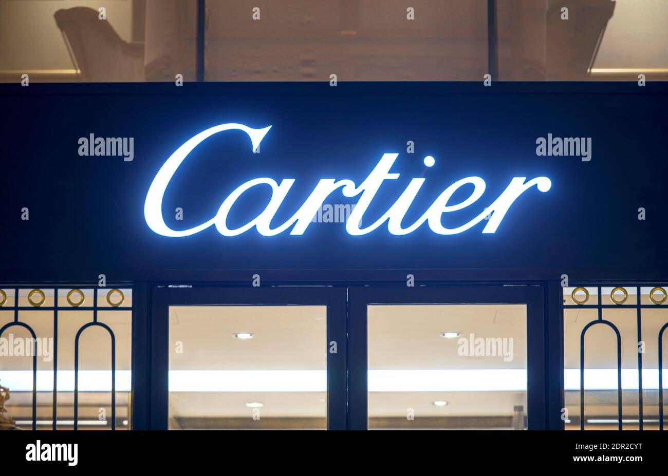 MOSCA - DEC 19: Cartello con logotipo Cartier sopra l'ingresso al negozio di Mosca, 19 dicembre 2020 in Russia. Foto Stock