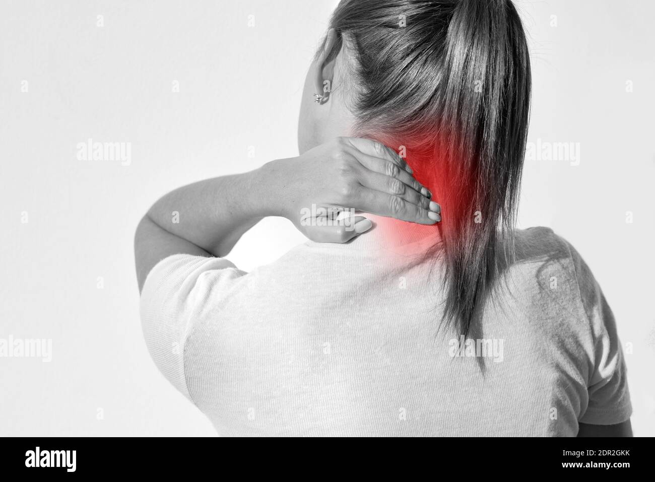 Donna che soffre di dolore al collo o lesioni Foto Stock