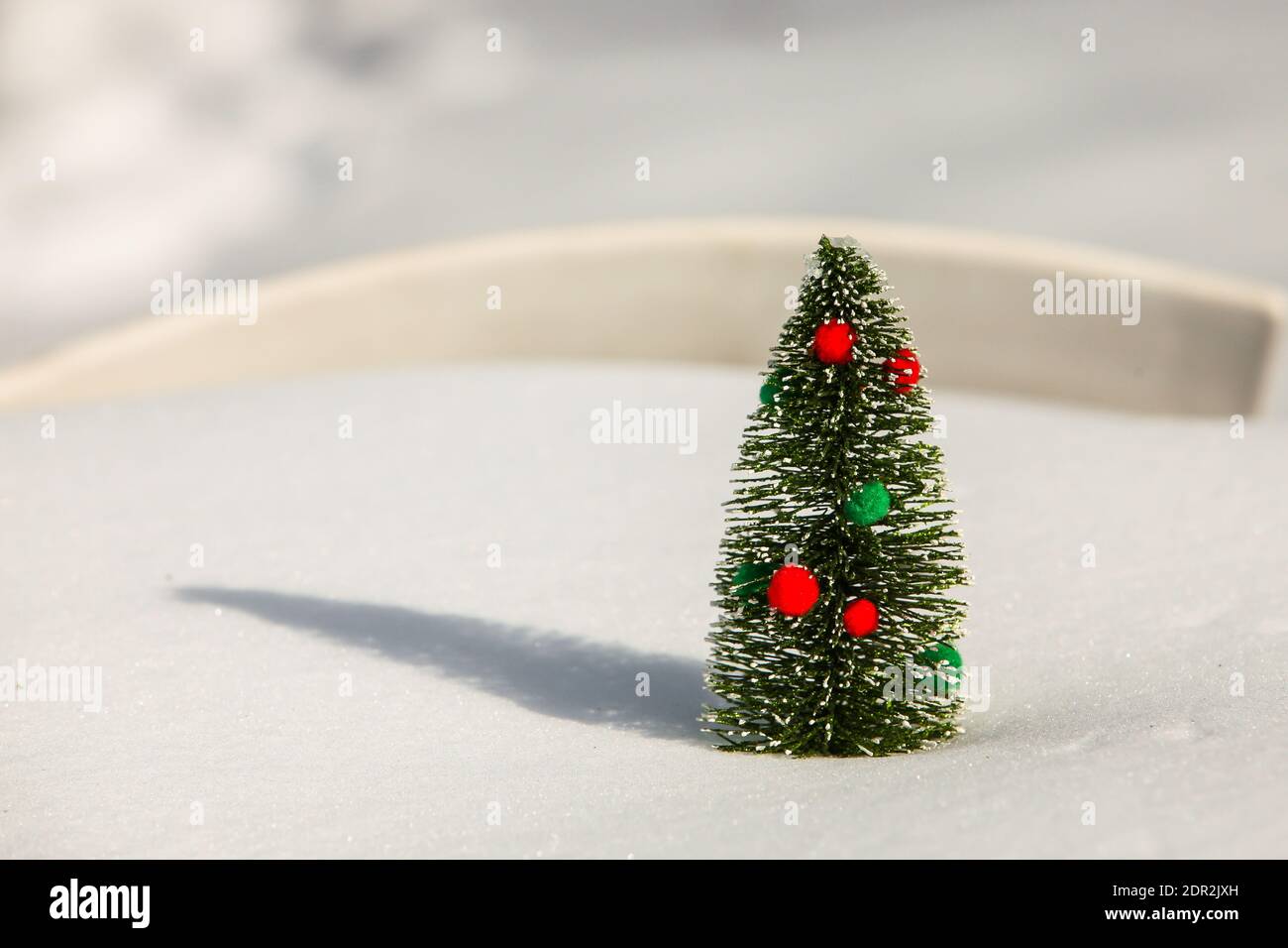 Albero di Natale sulla neve con decorazione rossa e verde con spazio di copia Foto Stock