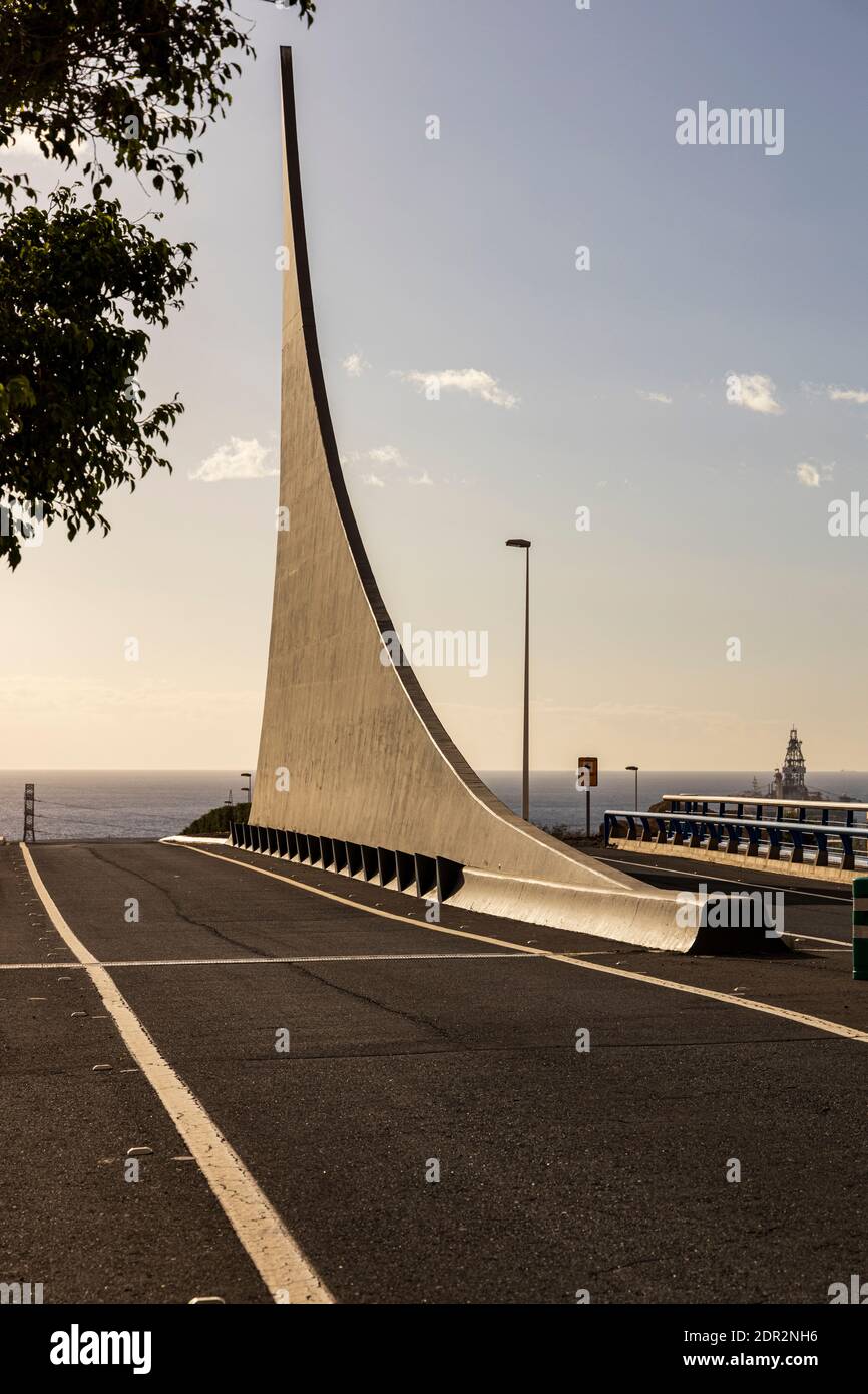 Ponte con pinna di squalo allo svincolo 51 sull'autostrada TF1, Granadilla, Tenerife, Isole Canarie, Spagna Foto Stock