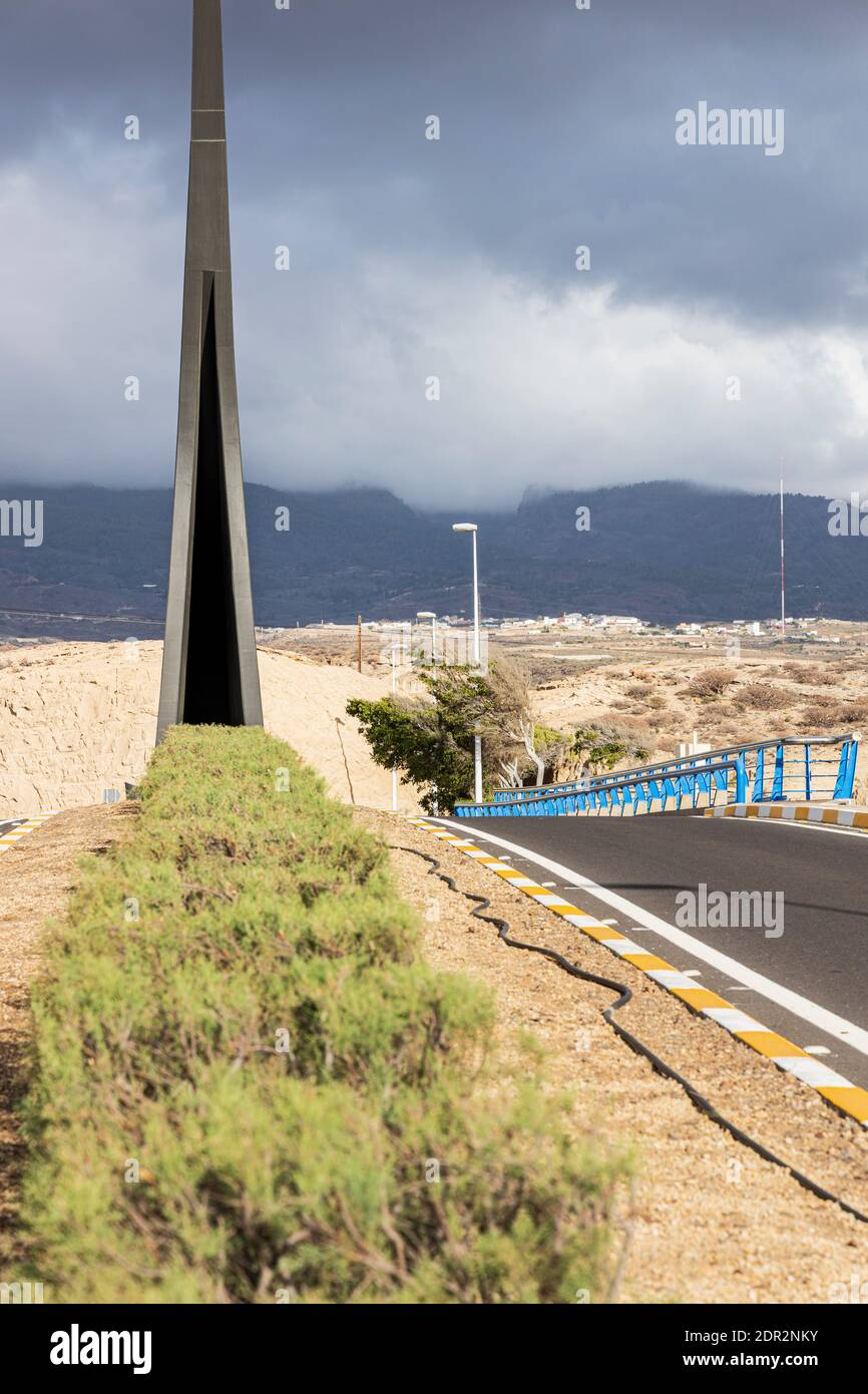 Ponte con pinna di squalo allo svincolo 51 sull'autostrada TF1, Granadilla, Tenerife, Isole Canarie, Spagna Foto Stock