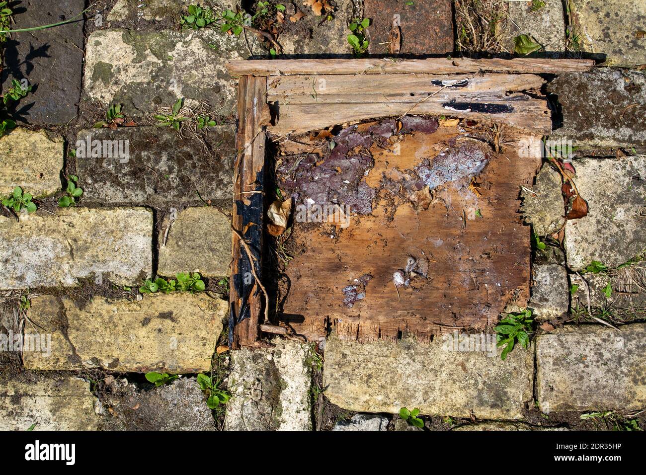Il piccolo che è lasciato di una cornice di specchio di legno che ha appena marciato via Foto Stock