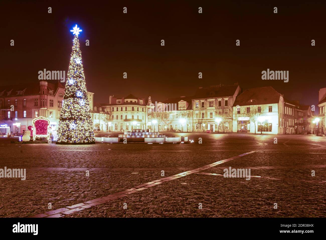 Gniezno, Polonia - architettura della città vecchia, edifici, Foto notturne. Foto Stock