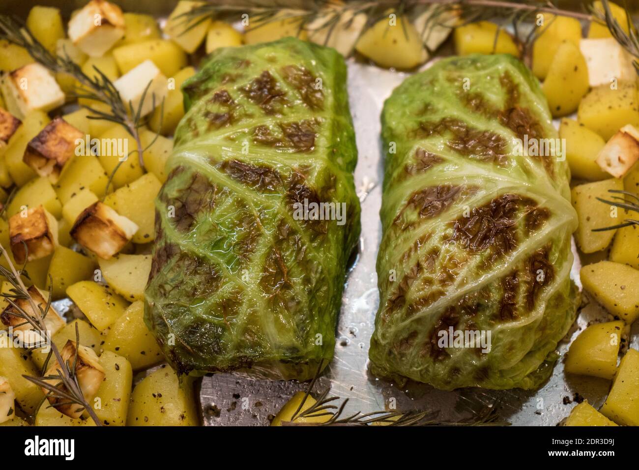 filetto di agnello finemente condito avvolto in foglie di cavolo sabaudo Foto Stock