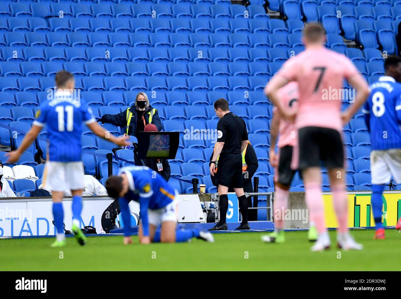 L'arbitro Peter Bankes controlla il VAR per un possibile grave fallo su Brighton e su Joel Veltman di Hove Albion di John Lundstram di Sheffield United durante la partita della Premier League all'AMEX Stadium di Brighton. Foto Stock