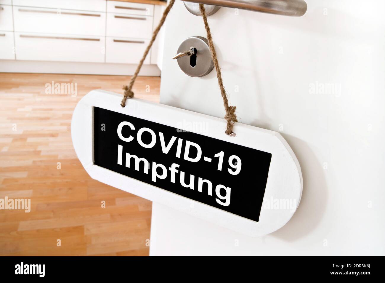 Corona Virus Covid 19 Konzept Tür mit Swild Impfung Foto Stock