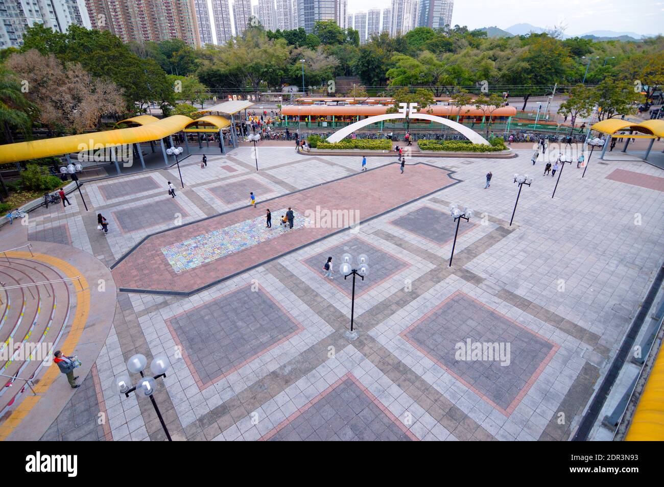 Spazio pubblico aperto di fronte al complesso commerciale Tin Shui, Tin Shui Wai, Hong Kong Foto Stock