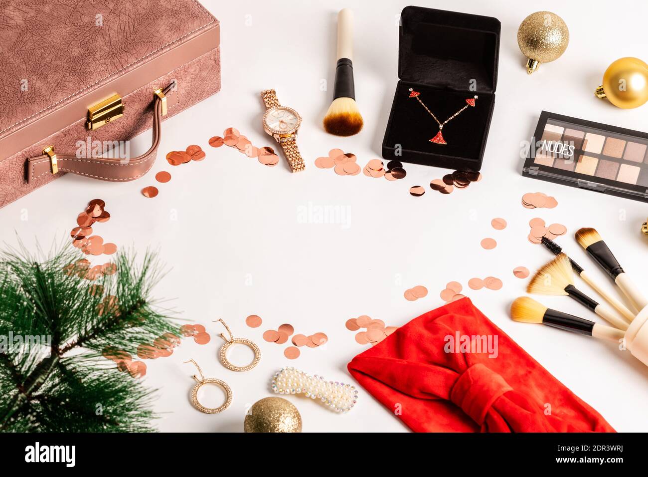 Natale o Capodanno sfondo. Gioielli e trucco presenta con collana, trucco pennello, orecchini. Foto Stock