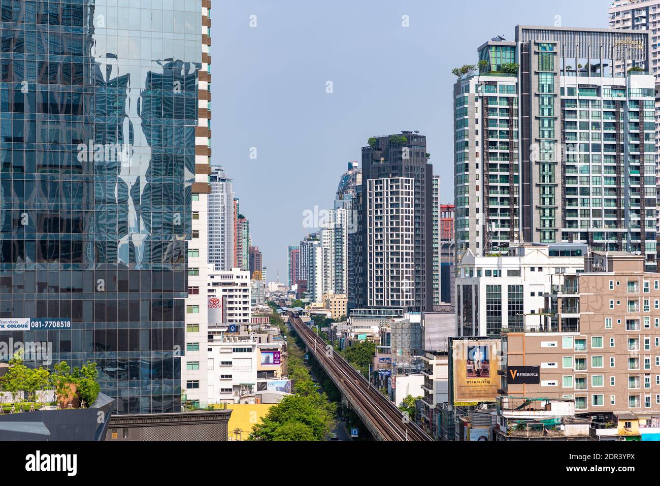 Bangkok - 26 maggio 2019: Panorama dei dintorni della stazione Phrom Phong BTS dal centro commerciale Emquartier. Foto Stock