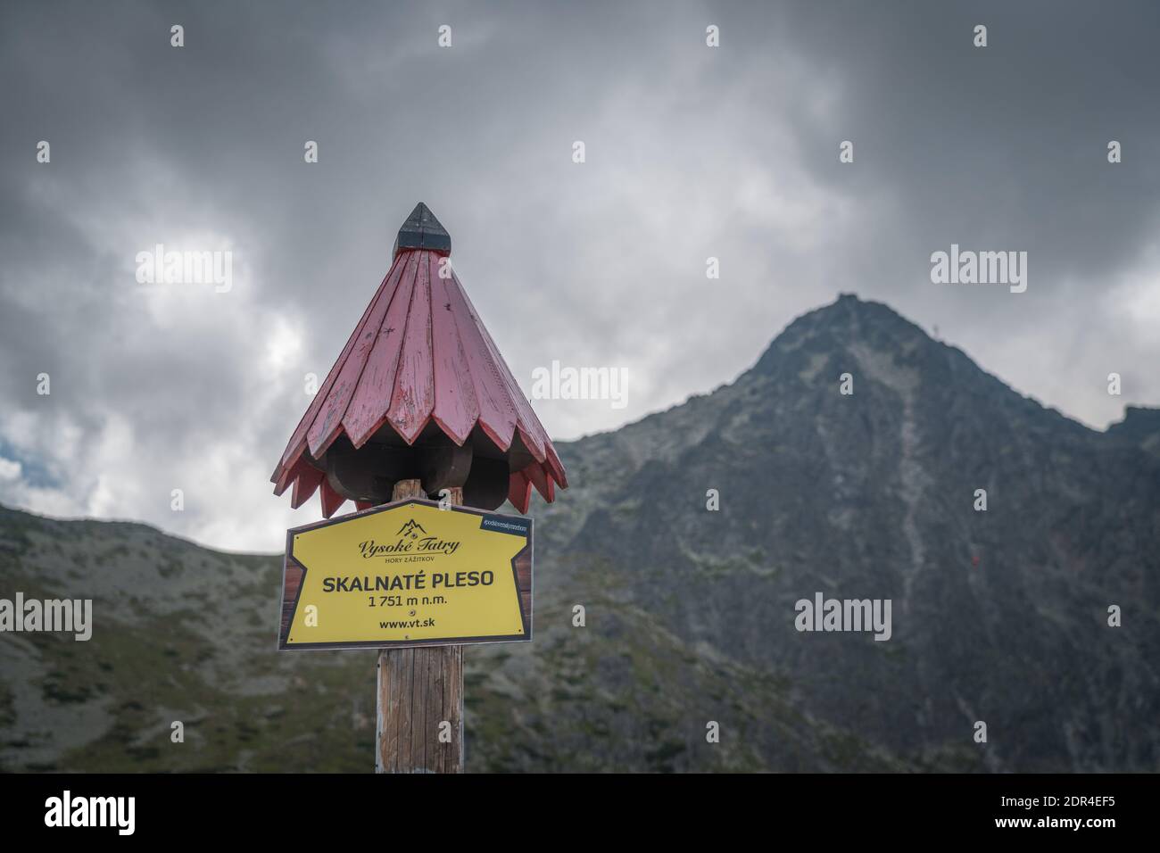 TATRANSKA LOMNICA, SLOVACCHIA, 2020 AGOSTO - Skalnate pleso segno su palo di legno con tetto in Slovacchia. Si tratta di un lago situato nelle montagne degli alti Tatra Foto Stock