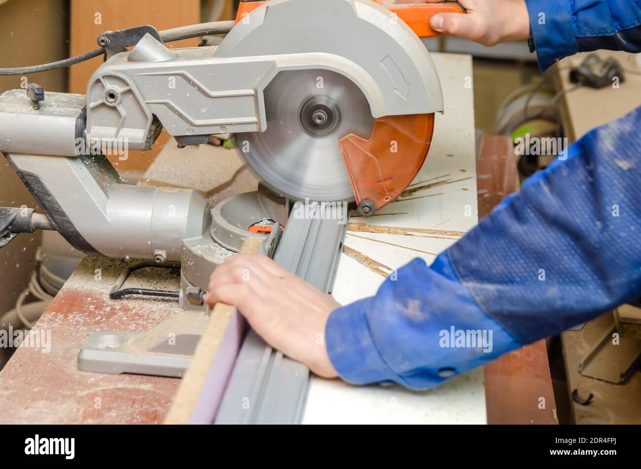 L'operatore taglia parte del telaio metallico utilizzando una sega  circolare per il taglio dell'alluminio. Taglio del metallo. Macchina da  taglio abrasiva Foto stock - Alamy